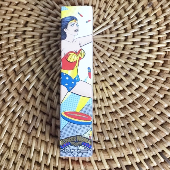 MAC WONDER WOMAN Emancipation LIP GLOSS STUNNING - Picture 2 of 3